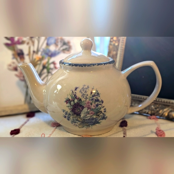Home & Garden Party Crock Teapot 2003 Cottagecore - Picture 1 of 14